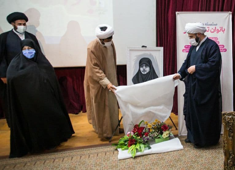 اهدای تابلوی نقاشی مرحومه لیلا امیری خبرنگار فعال قزوینی به خانواده آن مرحومه توسط حجت الاسلام قمی