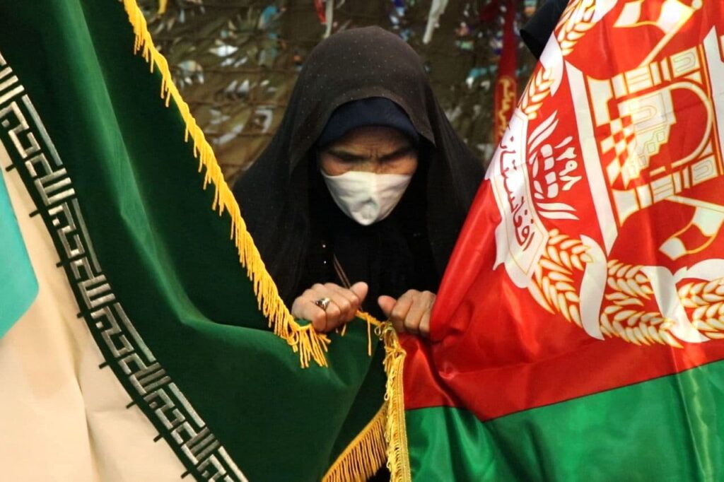 پیوند دو پرچم کشورهای جمهوری اسلامی ایران و افغانستان به دستان مادران شهدای ایران و افغانستان در قزوین